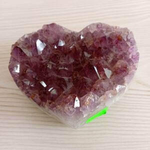 Pierre améthyste coeur avec socle